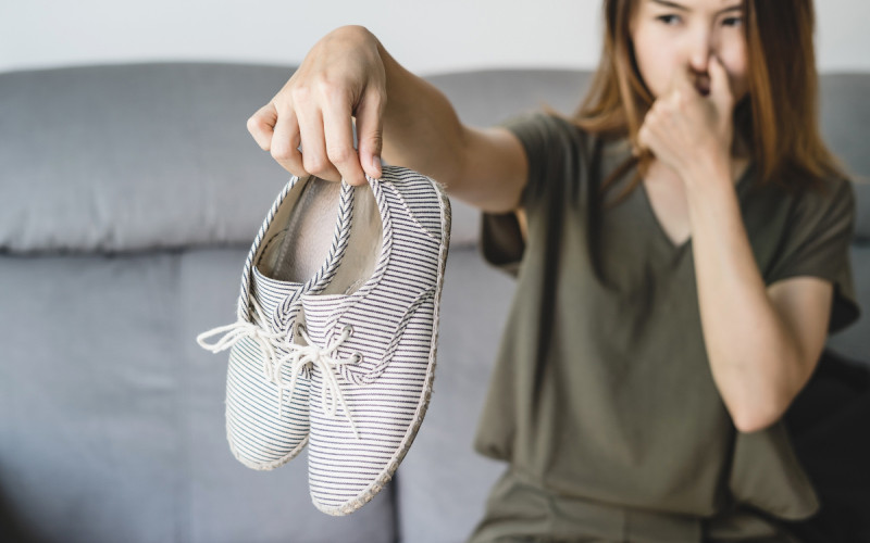 Jednoduchý a definitívny návod, ako odstrániť zápach z topánok a ako udržiavať obuv čistú
